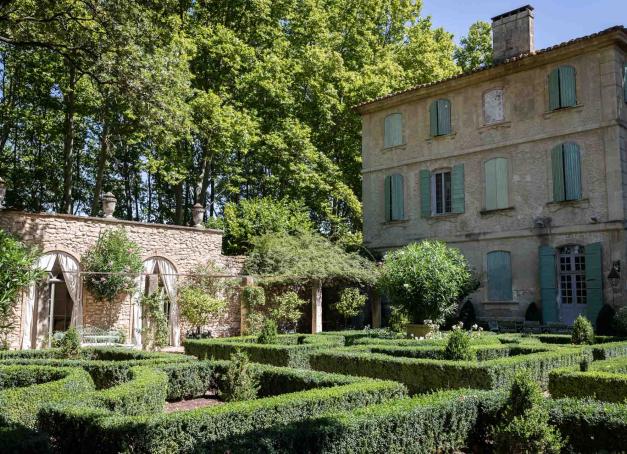 À 10 minutes du village de Saint-Rémy-de-Provence, le Domaine de Chalamon invite ses hôtes à séjourner dans une bastide provençale du XVIIe siècle entourée de jardins et fraîchement rénovée. Visite.