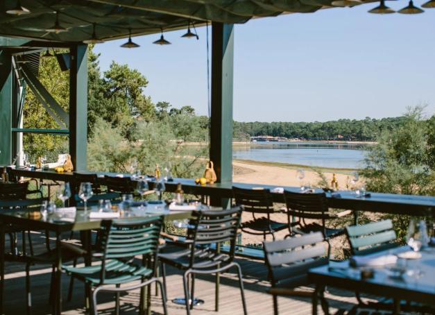 Capitale européenne du surf et point de chute préféré des amoureux de l’océan, Hossegor vit au rythme des vagues et d’une énergie singulière qui fait sa douceur. Mais outre les sports nautiques, la ville affirme aujourd’hui une vraie personnalité culinaire. 