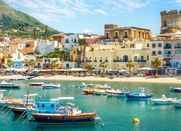 Dans le golfe de Naples, la belle île d’Ischia charme aisément et mérite bien quatre jours d’exploration. Que voir, que faire à Ischia ? Plages, thermes, villages de pêcheurs, jardins et bonnes adresses : notre itinéraire idéal pour un long week-end.
