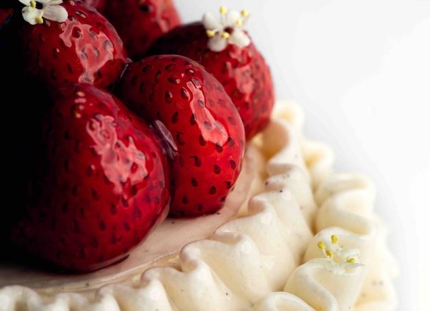 Fruit star des beaux jours, la fraise inspire les créations les plus délicates de la pâtisserie française. Mais c’est sans doute dans le fraisier qu’elle révèle toute son élégance, sa légèreté et sa gourmandise. YONDER vous emmène à la découverte des meilleures adresses parisiennes où savourer ce gateau incontournable.