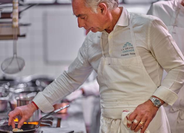 Chef depuis 16 ans à La Grande Cascade installée au coeur du Bois de Boulogne, Frédéric Robert se raconte et livre sa vision particulière de la cuisine. Rencontre.