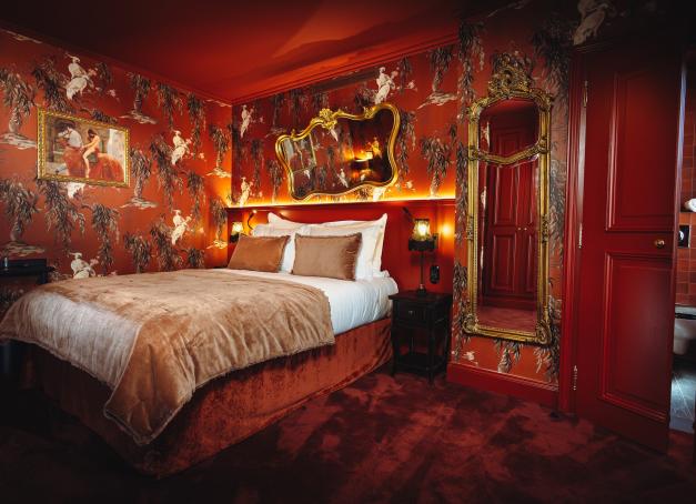 À deux pas de la cathédrale de Strasbourg, l’hôtel Madame C bouscule les codes de l’hôtellerie classique avec son univers Belle Époque sensuel, feutré et délicieusement hors du temps. Visite guidée d’une adresse encore confidentielle qui cultive l’art du plaisir sous toutes ses formes. 