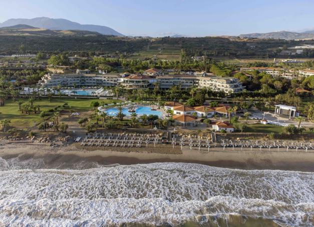 À vingt minutes de Cefalù, face à la mer Tyrrhénienne, l'ancien Hard Rock Hotel a fait peau neuve pour devenir le Grand Palladium Sicilia Resort & Spa. Un vaste complexe all-inclusive de dix hectares que nous avons testé cet été, avec un regard particulier sur ce qui en fait la proposition la plus intéressante : le Signature Level.
