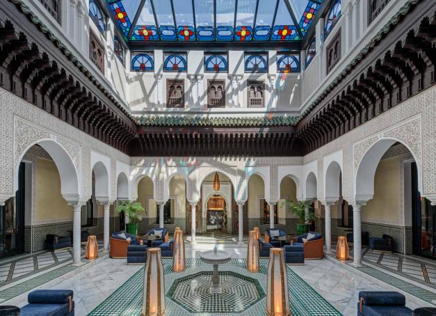 Quintessence des arts décoratifs marocains, des secrets de l’architecture arabo-andalouse, La Mamounia, toute juste réimaginée à l’aube de ses 100 ans, est sans nul doute, l’un des tout plus beaux hôtels au monde.
