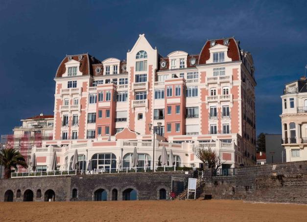 Adresse iconique de la baie de Saint-Jean-de-Luz depuis plus d'un siècle, le Grand Hôtel s'offre une renaissance en 2026. Derrière sa célèbre façade rose, l'établissement dévoile des espaces d’accueil entièrement repensés, un spa spectaculaire et une approche plus moderne de la thalassothérapie. Une adresse chaleureuse, ancrée dans l'art de vivre basque. 