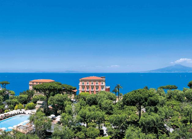 Depuis notre belvédère au Grand Hotel Excelsior Vittoria, posé sur les falaises dans de magnifiques jardins et offrant une vue imprenable sur le Vésuve et la baie de Naples, le printemps n’est que plus doux et la saison idéale pour visiter Sorrente. 
