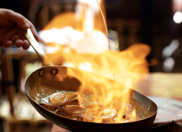 À l’occasion de la Chandeleur, la crêpe occupe le devant de la scène. Derrière sa simplicité, sa préparation se transforme souvent en véritable démonstration de savoir-faire. Une façon gourmande et mémorable de conclure le repas.