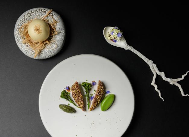 Dévoilé à l'automne, Granite s'impose comme l'une des ouvertures gastronomiques de l'année à Paris. Découverte d'une table emmenée par le jeune et talentueux chef Tom Meyer.