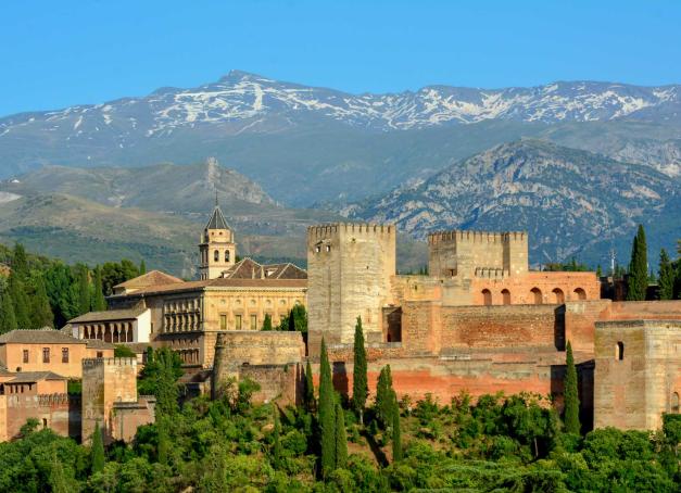 Planifiez un road trip d'une semaine à 10 jours en Andalousie pour découvrir les belles Andalouses que sont Séville, Cordoue, Grenade, Málaga et Ronda. Ces villes se vivent au rythme du flamenco, des tapas, des arts et de l’architecture où se mêlent et s’entremêlent les styles arabes et européens, témoins d’une histoire riche et mouvementée.