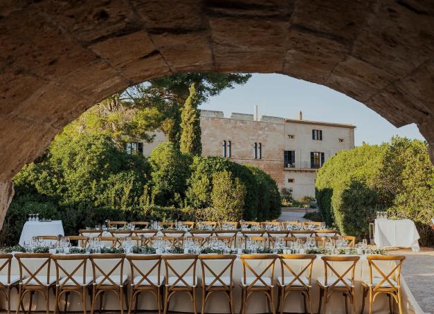 Oliviers centenaires, murs de pierre dorée, criques aux eaux translucides et falaises plongeant dans la mer, les Baléares semblent avoir été façonnées pour les grandes célébrations. Notre sélection de cinq adresses où le paysage devient le premier invité du mariage.