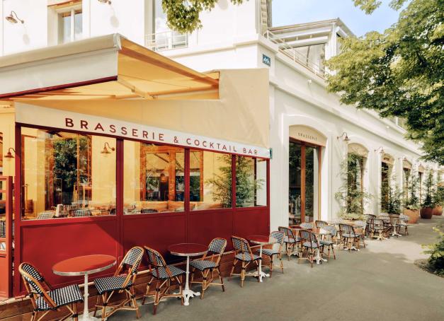 Avec les beaux jours, Paris se dote d’une jolie variété de terrasses et de rooftops… Difficile d'en établir un classement mais nous avons beaucoup apprécié notre visite à Auteuil Brasserie, dans sa nouvelle identité méditerranéenne, où il est désormais possible de boire un verre et de s’offrir un repas sans chichis et bien mené. 