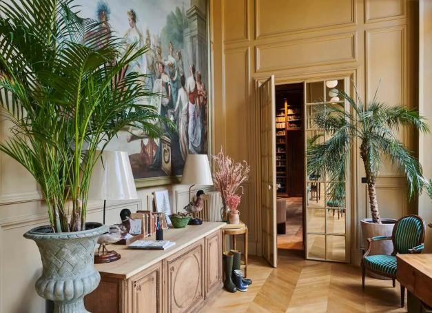 Derrière les grilles dorées de Versailles comme au détour d’un chemin forestier, les Yvelines cultivent un art de vivre singulier. Châteaux reconvertis en hôtels de caractère, maisons de campagne réinventées, adresses conviviales où se retrouver en tribu… voici les meilleurs hôtels des Yvelines.