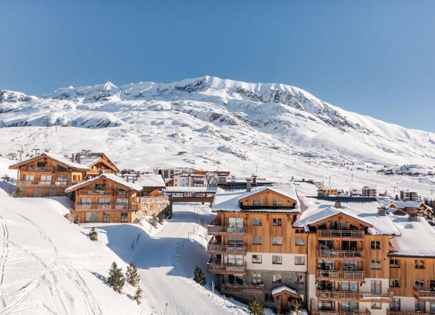 De l’Alpe d’Huez à Courchevel en passant par Megève et Méribel, les Alpes françaises comportent bon nombre de stations réputées pour leurs établissements hôteliers au sommet. Focus sur quelques hôtels de luxe dans les Alpes, à réserver sans plus tarder.