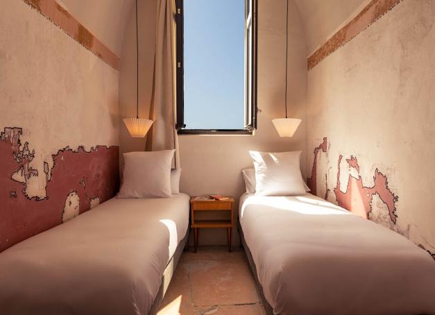 À l’hôtel La Prison, cour de promenade et anciennes cellules ont été repensées en chambres confortables, salle de sport, couloir de nage, alors que l’ancien chemin de ronde est devenu un bistro avec vue panoramique. Cette réhabilitation est une première dans l’Hexagone.