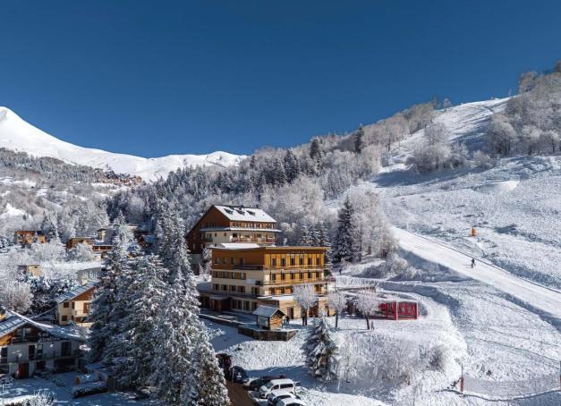 Chaque hiver, on cherche tous la même chose : un coin de montagne où poser ses valises, chausser les skis sans réfléchir, et rentrer le soir dans un cocon qui sent bon le bois chaud et les plats qui réconfortent. Visite guidée de nos 5 hôtels favoris d’où filer sur les pistes.