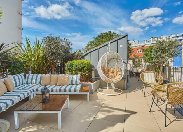 Derrière sa réputation de quartier tranquille et familial, cet arrondissement-village dissimule une jolie scène hôtelière. Boutique-hôtels à l'âme d'atelier, établissements au design signé, rooftops secrets, spas dignes des plus grandes maisons, le 15e cultive depuis quelques années l'art de surprendre ceux qui prennent la peine de s'y attarder. Tour d'horizon de meilleurs hôtels de Paris 15. 