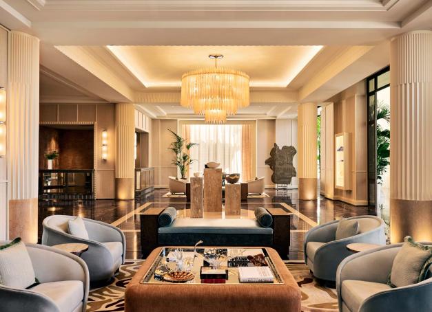 Coup de frais sur la Prom'. Sous l’égide de The Unbound Collection by Hyatt, le Palais de la Méditerranée renaît dans un storytelling hommage à son héritage Art déco, remarquablement orchestré par la designer Linda Boronkay. Nice n’aura plus à rougir de son Palais désuet. Le Palais est prêt à réécrire les grandes heures de la vie niçoise. Rétro oui, mais pas cliché.