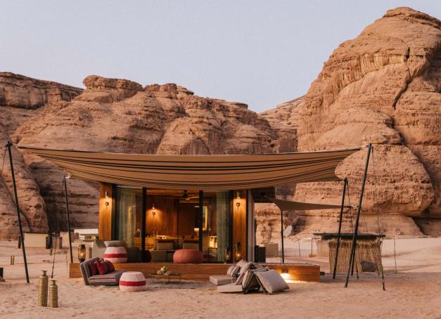 L'Arabie saoudite a mis sur la table des moyens considérables dans le cadre de son ouverture au tourisme. A AlUla, joyau de la civilisation nabatéenne, somptueux hôtels et lodges 5 étoiles sont sortis des sables. Avec la promesse de paysages époustouflants et d’expériences réjouissantes, sans aucune entrave. Notre sélection des plus beaux hôtels d'AlUla.