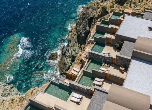 Parce que la Crète n’abrite pas que des grands resorts, la rédaction de Yonder a sélectionné pour vous les plus beaux hôtels 4 et 5 étoiles, hôtels de luxe et de charme mais aussi vue mer ou même boutique-hôtel de l’île grecque