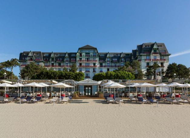 Du nord au sud, certaines stations balnéaires ont ce supplément d’âme qui traverse les époques. Cinq destinations chics à (re)découvrir pour comprendre ce qui fait leur aura.