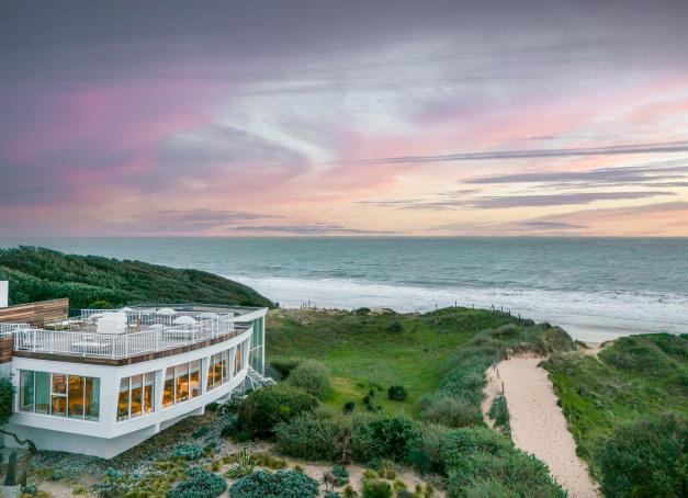Blotti au milieu des dunes, sur l’une des plus belles plages de l’île d’Oléron, l’hôtel bénéficie d’un emplacement exceptionnel. Seul face à l’océan et seul 5 étoiles de l’île, c’est évidemment un must. On se laisse griser au soleil couchant.