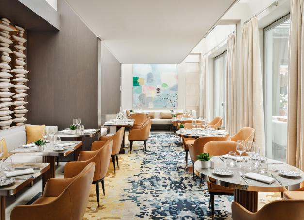 L’Hôtel de Sers est en pleine métamorphose gastronomique avec l’arrivée d’un jeune chef italien : Stefano Stafie, 29 ans, passé par New York et quelques grandes tables parisiennes avant d'arriver dans les cuisines de cet hôtel des Champs-Élysées aussi chic que confidentiel.
