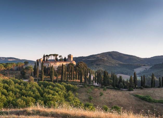 À la frontière entre l'Ombrie et la Toscane, la propriété la plus exclusive d’Italie rouvre ses portes avec un lot exceptionnel d’expériences immersives : ethnobotanique, centre équestre, cinéma en plein air et un superbe bathhouse.