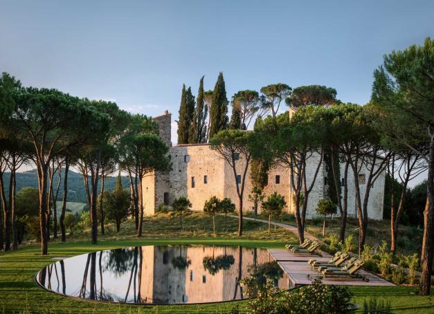 Les hôtels en Toscane font rêver les amoureux d’histoire, de collines plantées de cyprès et d’un art de vivre entre bonnes tables et longues soirées d’été en terrasse. Notre sélection des meilleurs et plus beaux hôtels en Toscane, 5 étoiles, charme et luxe.