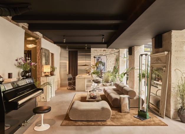 Après l’Hôtel Henriette, son adresse bohème des Gobelins, l’hôtelière et décoratrice Vanessa Scoffier change radicalement de registre avec Lulu, un nouveau boutique-hôtel au design affirmé, presque brutaliste, à deux pas du jardin du Luxembourg.