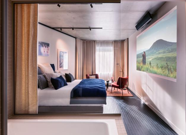 Tirer les rideaux, choisir ses films, sortir les pop-corn et ne pas mettre de miettes dans son lit, notre nuit à l'Hotel Paradiso les yeux grands ouverts…