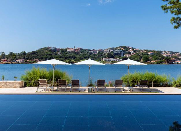 Sur l’Île de Beauté, dans le golfe de Porto-Vecchio, l'Hôtel Don Cesar conjugue luxe discret et ambiance détendue. Les pieds dans l'eau ou presque, l’adresse cinq étoiles offre des chambres spacieuses bénéficiant toutes de vues sur la mer.