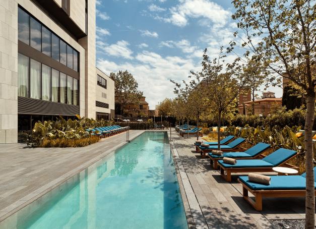 Longtemps rendez-vous de la haute société barcelonaise, cette institution de Pedralbes est devenue en 2024 le Grand Hyatt Barcelone. Un 5 étoiles de luxe, entre héritage catalan, vues spectaculaires, tables de chefs et décors taillés pour les plus belles célébrations.