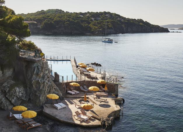 Longtemps refuge d’artistes, d’initiés et d’estivants fidèles, l’hôtel le Provençal, retrouve aujourd’hui une nouvelle jeunesse grâce à une rénovation ambitieuse menée par la troisième génération de la famille fondatrice. On rentre de Giens et on vous livre notre avis.