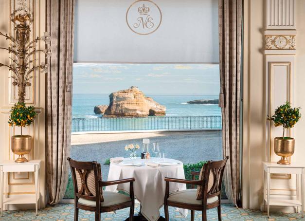 Chic, impériale, historique, conviviale, branchée, Biarritz est une ville balnéaire à nulle autre pareille. Au cœur d’un Pays basque réputé pour sa tradition culinaire et ses produits de terroir, cette place-to-be à la fois mondaine et populaire regorge logiquement de lieux d’agapes, du restaurant gastronomique au bar à vins ou pintxos en passant par la crampotte de pêcheurs. Florilège des meilleurs restaurants de Biarritz.