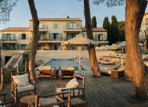 Dans une ancienne cave viticole oubliée du Nebbiu, cet hôtel 4 étoiles s’impose comme la plus belle surprise de ces dernières années en Haute-Corse. Design solaire, hospitalité sincère, cuisine engagée : une adresse déjà incontournable, à 5 minutes du golfe de Saint-Florent.

