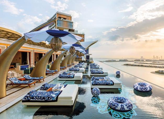 Si Dubaï regorge de beach clubs, tous ne se valent pas. Entre playlists saturées de rap, assiettes inégales et décor tape-à-l’œil, il peut être difficile de trouver la perle rare. Voici notre top 5 des beach clubs où l’on mange vraiment bien, et où l’on a envie de revenir encore et encore.  