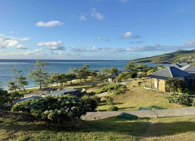 L’île de Rodrigues, extraordinairement authentique, préservée et dépaysante, captive avec le Constance Tekoma, hôtel 4 étoiles au fort engagement écologique niché sur la belle plage d’Anse Ally. Au programme : randonnées côtières, snorkeling dans l'un des plus vastes et colorés lagons au monde, excursions sur les îlots, paysages rocheux, spa et détente au milieu de l’Océan Indien mais à seulement 1h30 de vol direct depuis l'Ile Maurice ou 2h de la Réunion.