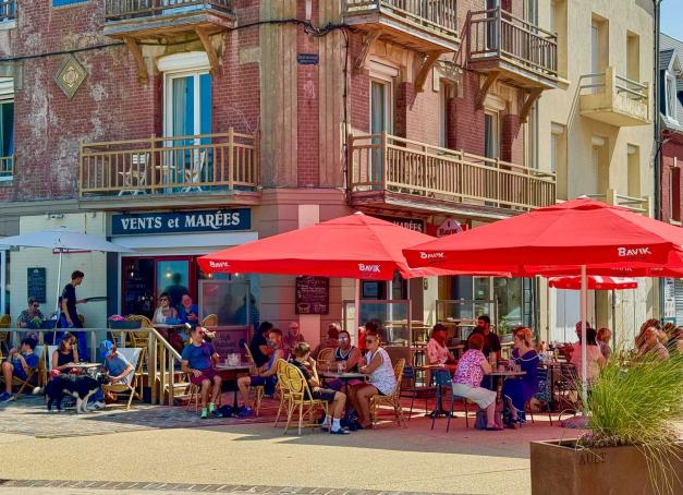 Au soleil, face à la mer, on s’est attablé Aux Vents et Marées, le restaurant à Ault signé Fabrice Bloch. Entre Baie de Somme et falaises de la Côte d’Opale, le chef y cisèle une cuisine locavore qui a déjà tout d’une halte incontournable. Vendredi 15 août 2025 : récit d’une Assomption culinaire. 
