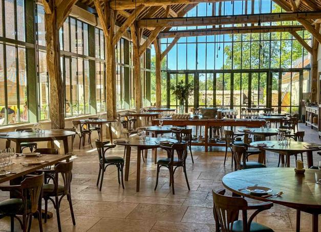 À 45 minutes de Paris, à Saint-Vrain, le Doyenné conjugue ferme, restaurant et chambres d’hôtes. Imaginé par les Australiens James Henry et Shaun Kelly, ce lieu singulier marie gastronomie et agriculture régénératrice. Nous y avons dîné, dormi et goûté à une expérience hors du commun. Idéal pour un week-end proche de Paris, il fait déjà courir le monde entier.