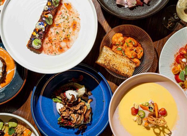 Si Dubaï impressionne par ses adresses spectaculaires, la ville réserve aussi de belles surprises côté durabilité avec des restaurants qui prouvent que écologie, créativité et gourmandise peuvent aller de pair. Zoom sur cette scène culinaire inspirante.