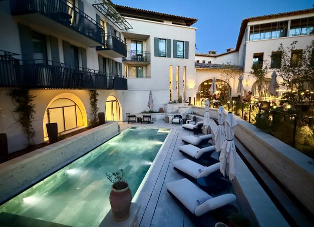 À deux pas d’Avignon, la Venise provençale accueille son premier hôtel 5 étoiles. Imaginé par Patrick Bruel et confié à l’architecte Jean-Philippe Nuel, L’Isle de Leos prend place dans une ancienne scierie du XIXᵉ siècle.  On l'a testé et il nous a déjà enthousiasmé.
