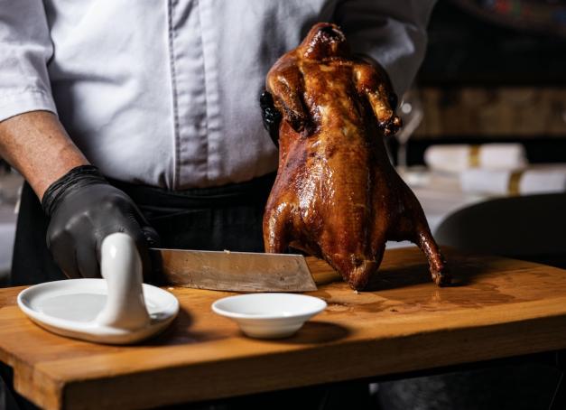 Imperial Treasure, adresse née à Shangai (deux étoiles au pays du Soleil Levant), a posé ses valises à quelques pas des Champs-Élysées. La table fait découvrir la haute cuisine chinoise dans ce qu’elle a de plus précis, dévoilant des techniques culinaires chirurgicales. 