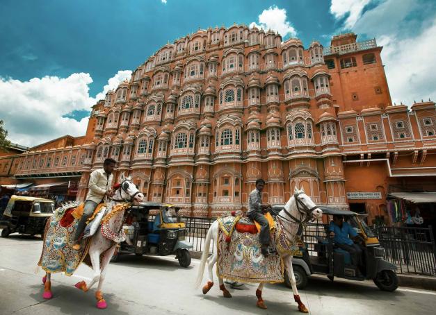 Voilà un itinéraire fabuleux pour qui dispose d’une à deux semaines devant soi. Si vous pouvez partir plus de 15 jours au Rajasthan, surtout, n’hésitez pas. L’Inde fascine par sa diversité, sa richesse et ses contrastes : il serait dommage de ne la découvrir qu’en surface. On rentre rarement indemne d’un tel voyage, tant ce pays offre un concentré d’émotions. Forteresses, palais de maharadjas, safaris, villes animées et couleurs éclatantes : préparez-vous à en prendre plein les yeux.