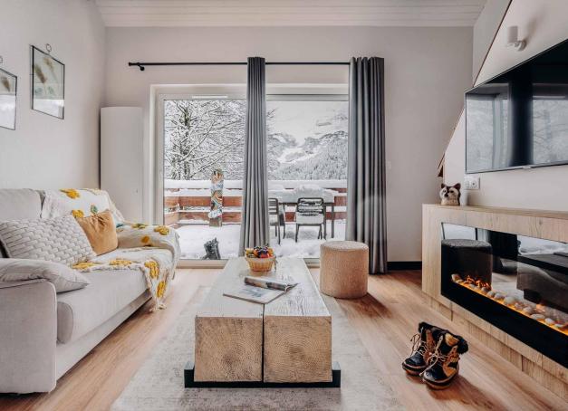 Grand air, sommets, bonnes tables et hôtels où l’on aurait volontiers envie de rester une nuit de plus : les Pyrénées ne se résument plus aux seules vacances au ski. On y vient l’hiver pour les pistes, l’été pour randonner, et toute l’année pour déconnecter, profiter d’un spa ou goûter aux produits du terroir. Des Hautes-Pyrénées aux Pyrénées-Orientales, en passant par l’Andorre, YONDER a sélectionné les plus beaux hôtels des Pyrénées où poser ses valises en 2026.
