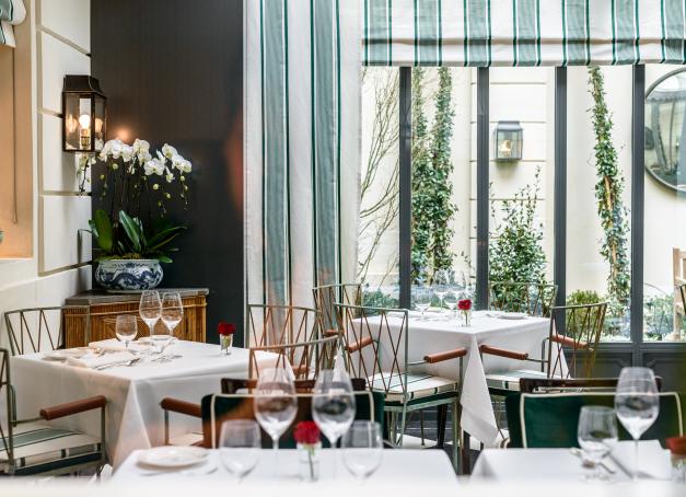 Après Rome et Capri et bientôt Milan, on file découvrir le J.K. Place Paris. Ce boutique-hôtel confidentiel diffère des autres 5 étoiles parisiens par son atmosphère feutrée et sa décoration qui sort des sentiers battus.