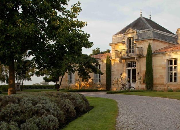 Le vignoble médocain COMO Cordeillan-Bages inaugure sa nouvelle table signature : Le Cordeillan. Entre vignes et océan, cette renaissance culinaire associe la vision du chef triplement étoilé Fabien Ferré, l’ancrage local du chef exécutif Mathieu Martin et un décor signé Paola Navone.