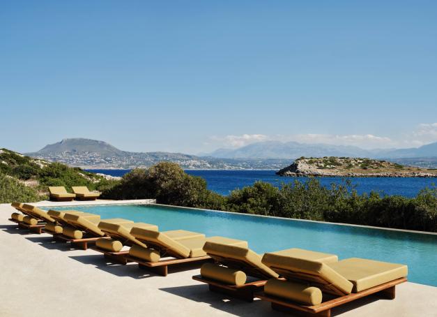 Sur la côte nord-ouest ensoleillée de la Crète, Marriott dévoile un nouveau resort de luxe au design épuré et ancré dans la nature locale. Entre architecture splendide, gastronomie d’exception et bien-être, le JW Marriott Crete Resort & Spa promet une immersion des plus agréables au cœur d’un paradis méditerranéen.
