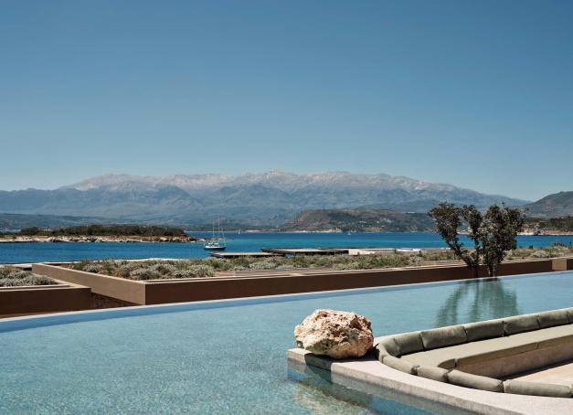 Après trois années de construction, le JW Marriott Crete Resort & Spa a ouvert ses portes à l'automne dernier sur la côte nord-ouest de l'île. Premier établissement de la marque américaine en Crète, ce resort au standing international réinvente le luxe balnéaire grec.