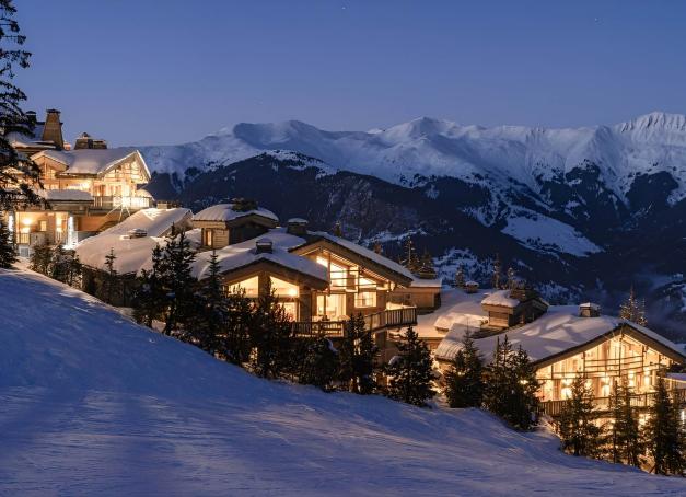 Point culminant des Trois Vallées, Courchevel 1850 s’est imposée comme la référence du ski de luxe. Restaurants étoilés, palaces alpins et boutiques prestigieuses y composent une station où l’hôtellerie haut de gamme atteint des sommets. Voici notre sélection des meilleurs hôtels 5 étoiles de Courchevel.