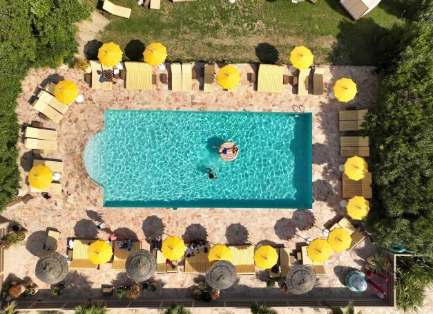 Avec son esthétique rétro, ses palmiers et son atmosphère décontractée, Casarose fait souffler un air de Californie sur la Riviera. Notre avis sur cet hôtel 4 étoiles à Mandelieu-la-Napoule, près de Cannes.